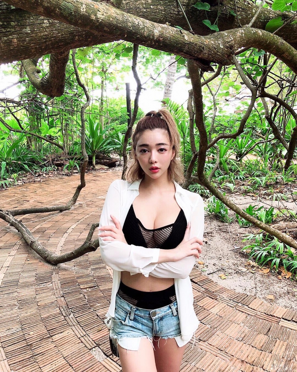 日本熟女36d奶细腰盈盈一握美乳呼之欲出性感美人图