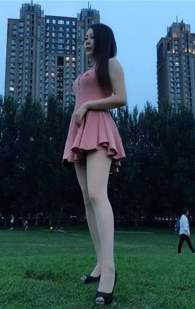 粉色超短裙搭美女 白色丝袜极致诱惑