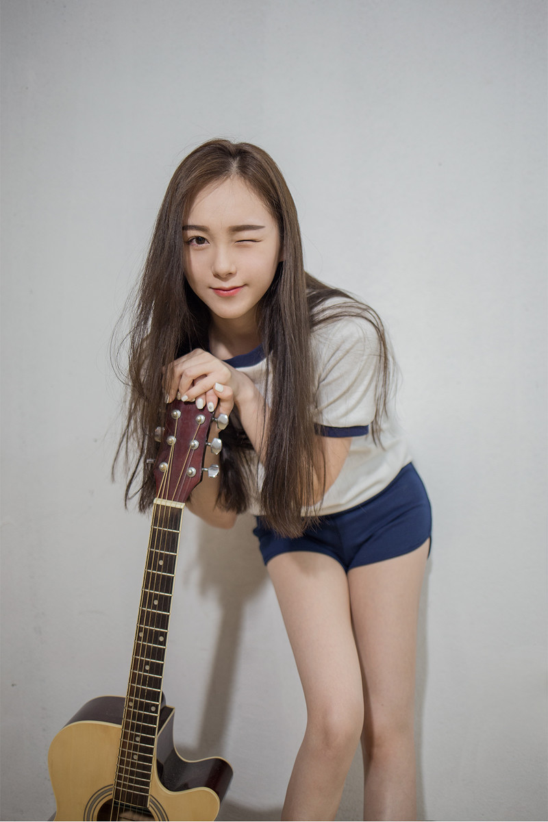 穿运动短裤的美腿女孩