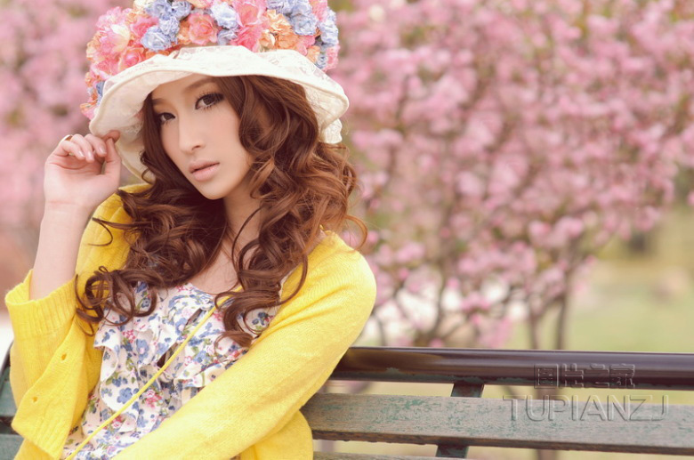 花环女孩田园风清纯写真图片