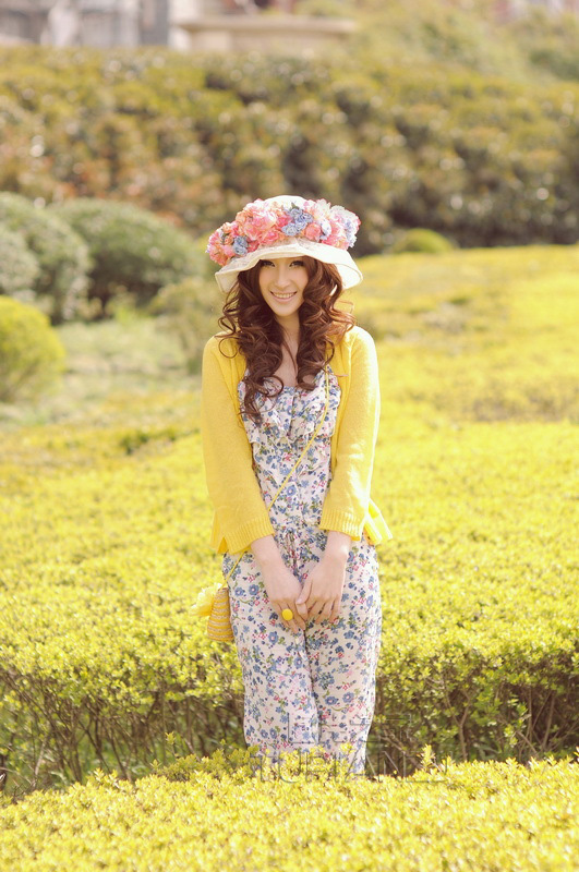 花环女孩田园风清纯写真图片