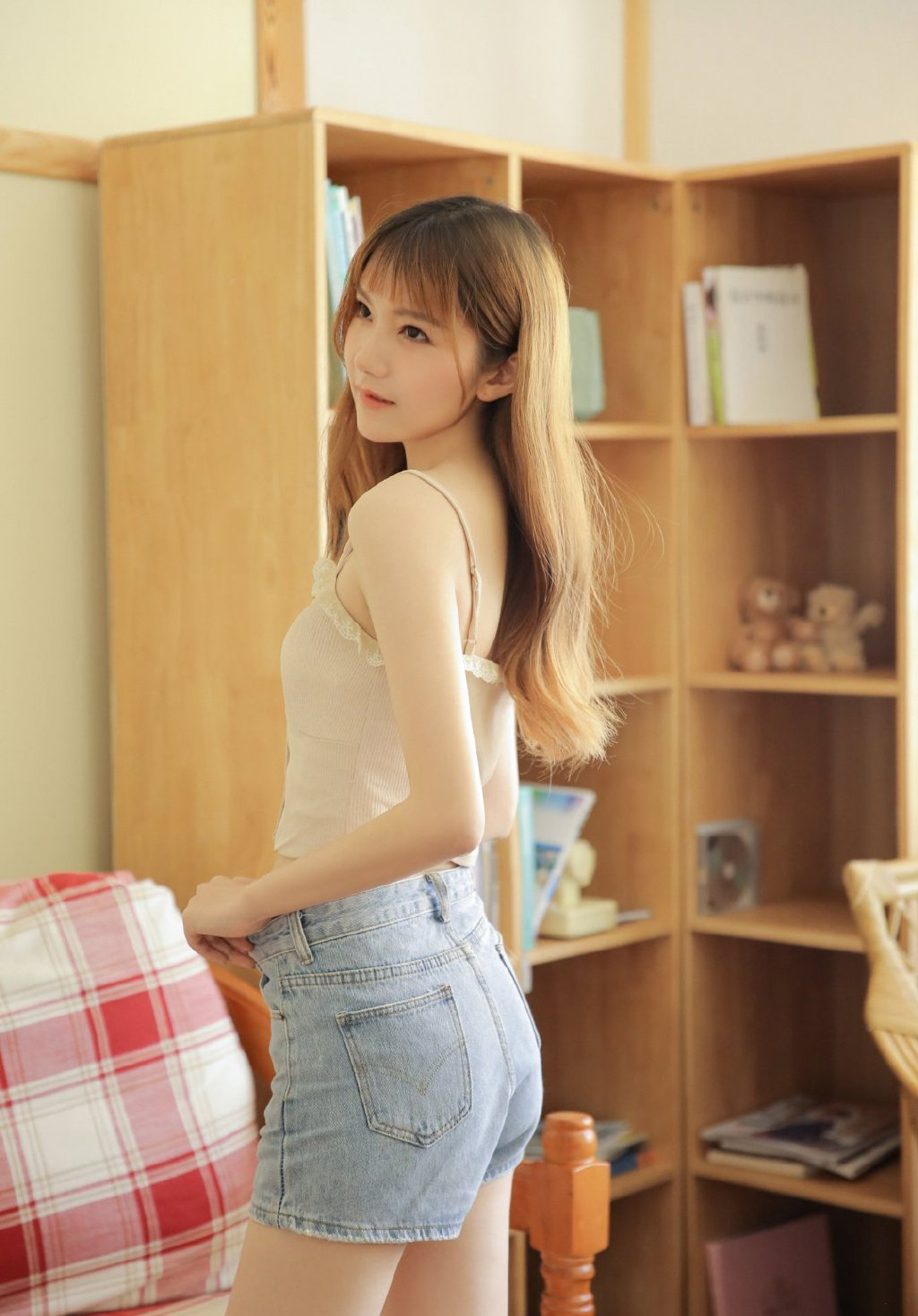 非主流清纯美女吊带热裤小露香肩修长美腿私房写真