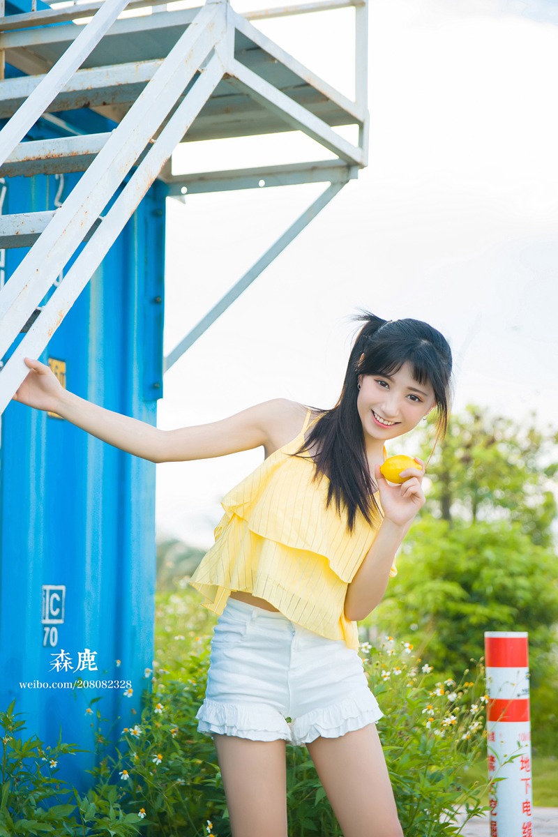 大眼漂亮女孩与柠檬的夏天