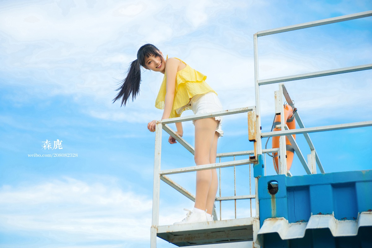 大眼漂亮女孩与柠檬的夏天