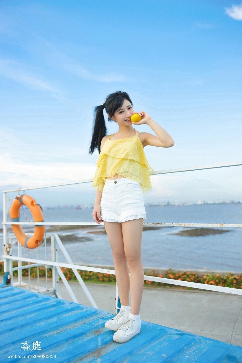 大眼漂亮女孩与柠檬的夏天