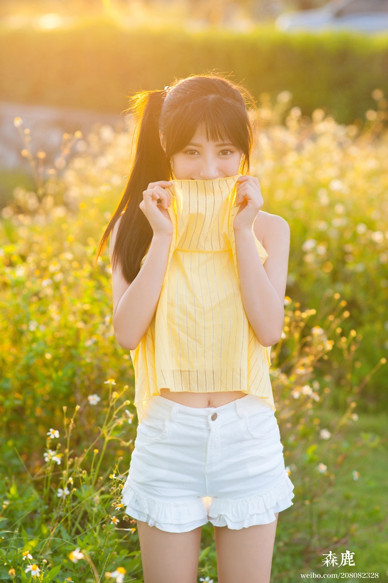 大眼漂亮女孩与柠檬的夏天