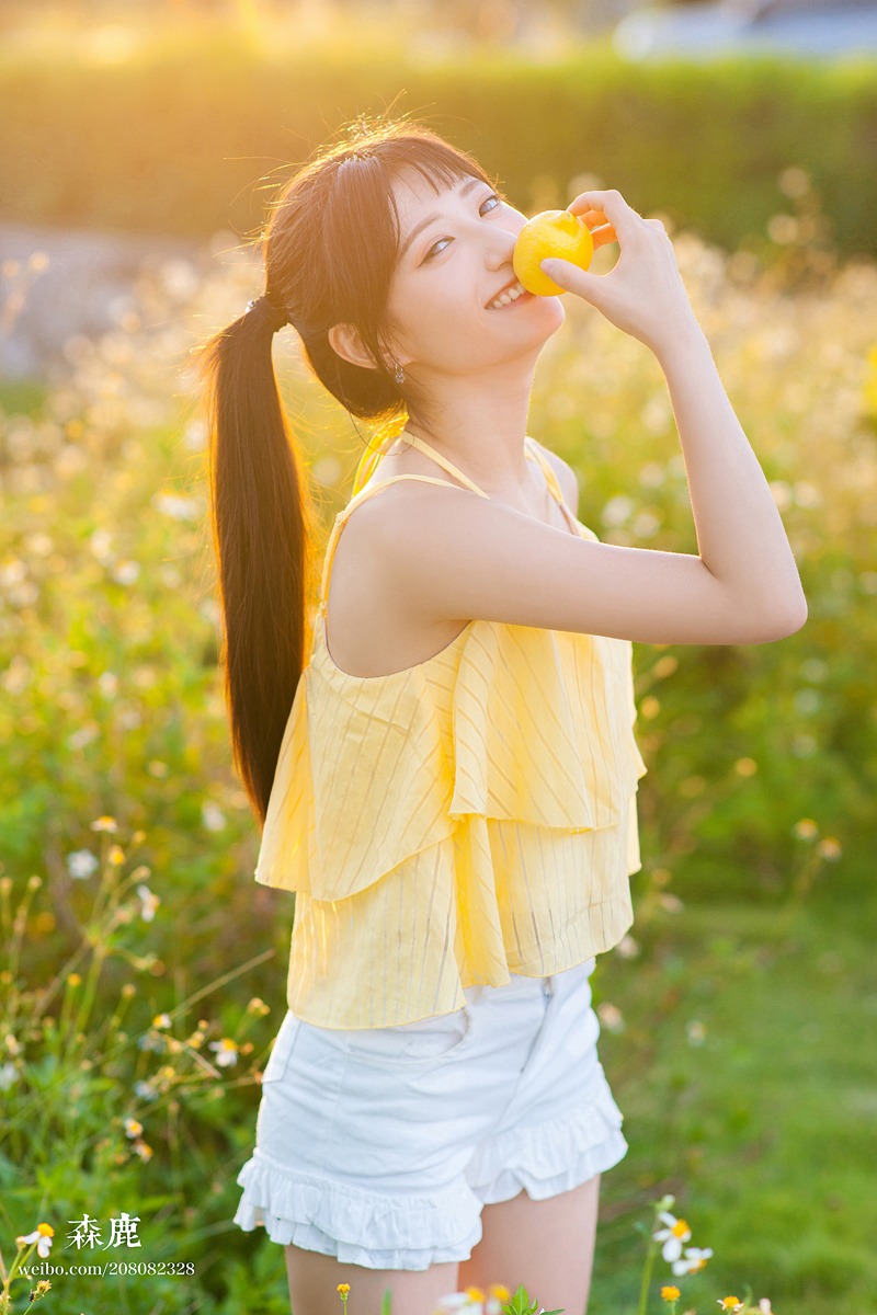 大眼漂亮女孩与柠檬的夏天