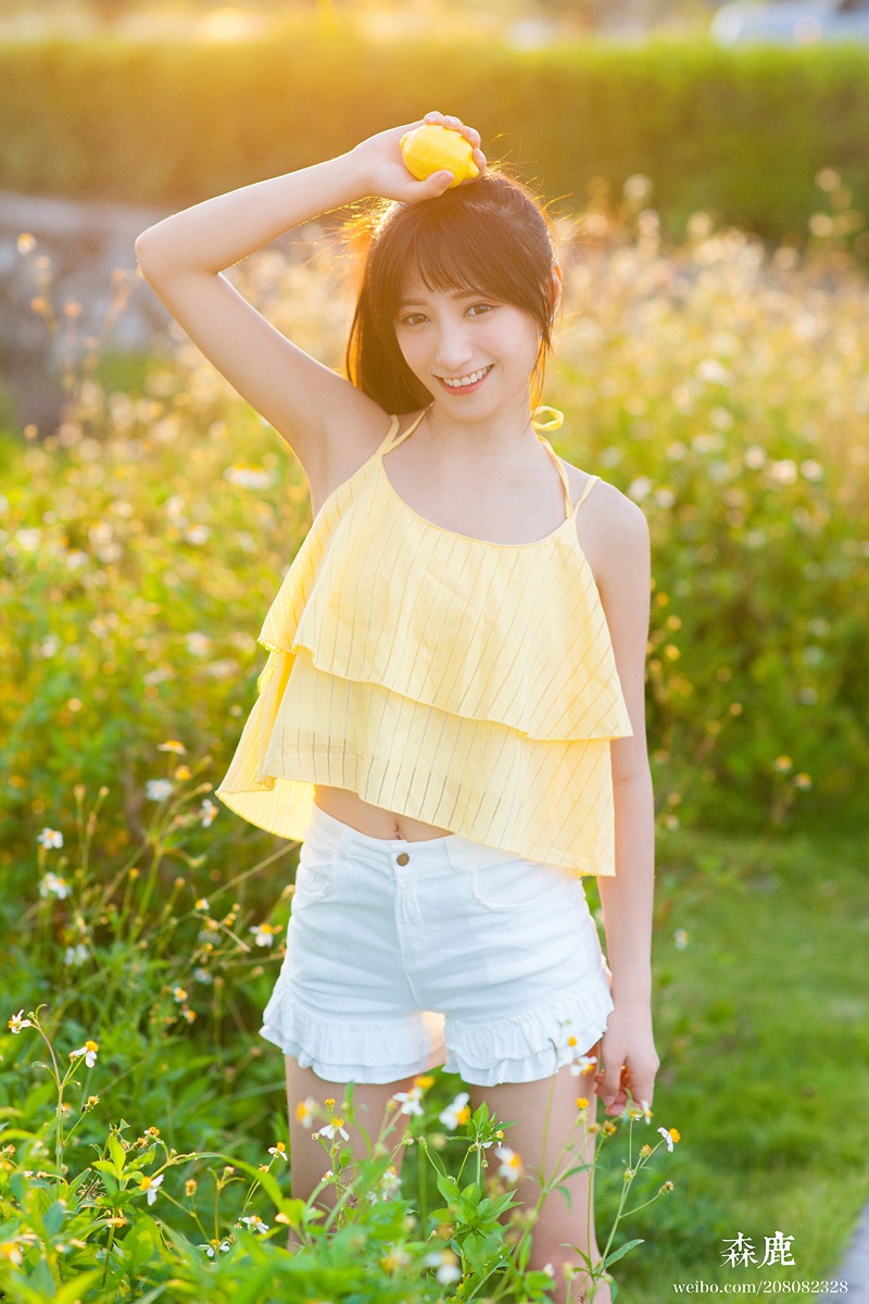 大眼漂亮女孩与柠檬的夏天