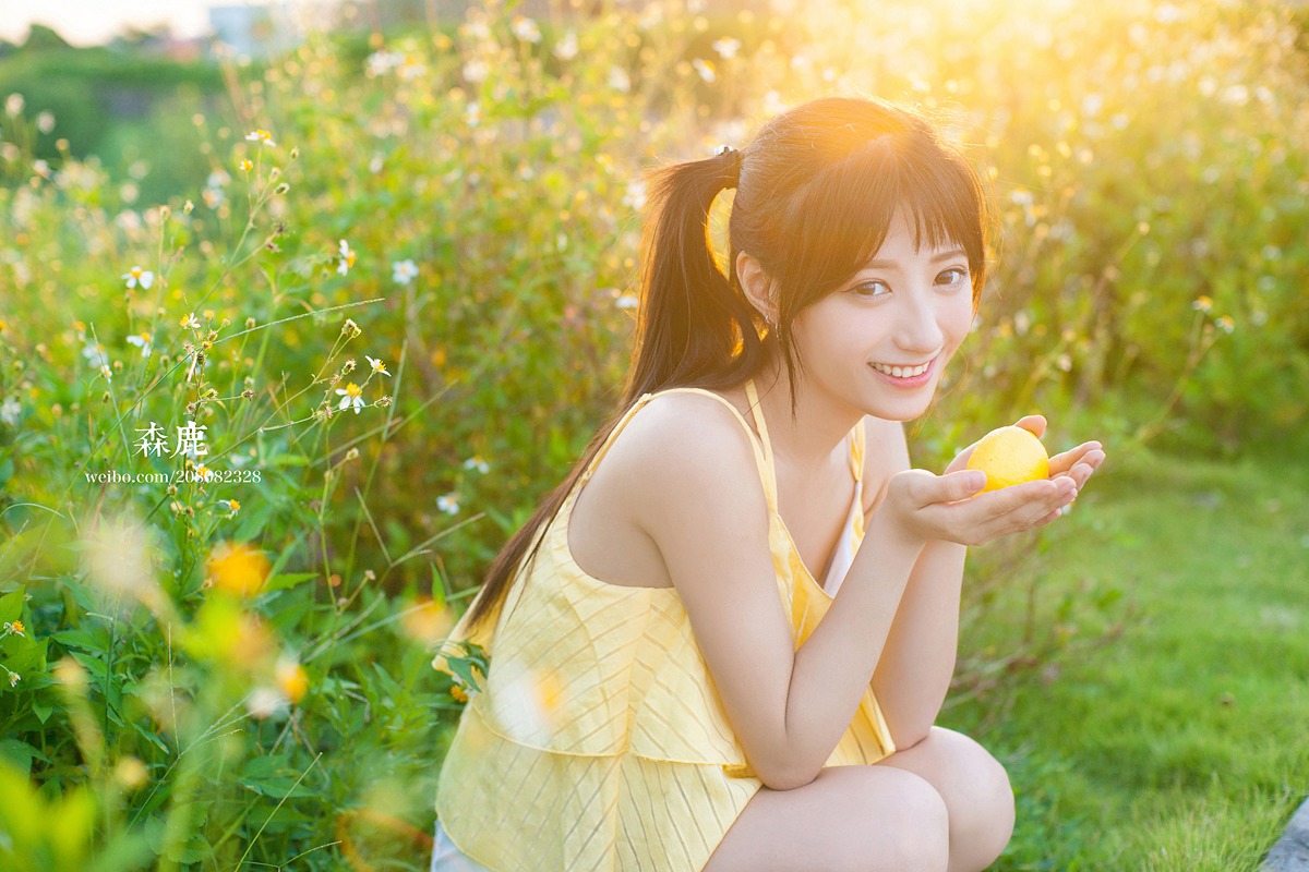 大眼漂亮女孩与柠檬的夏天