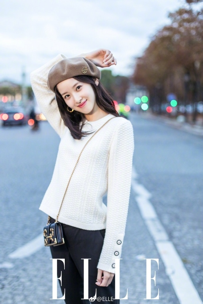 “奶茶妹妹”章泽天街拍美照