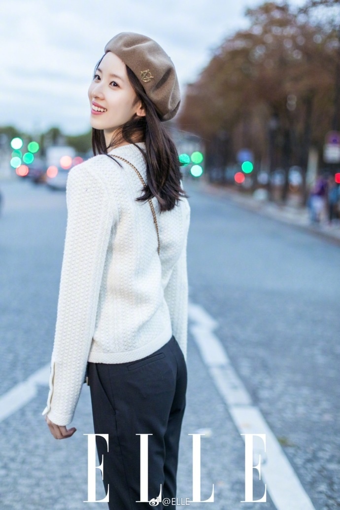 “奶茶妹妹”章泽天街拍美照