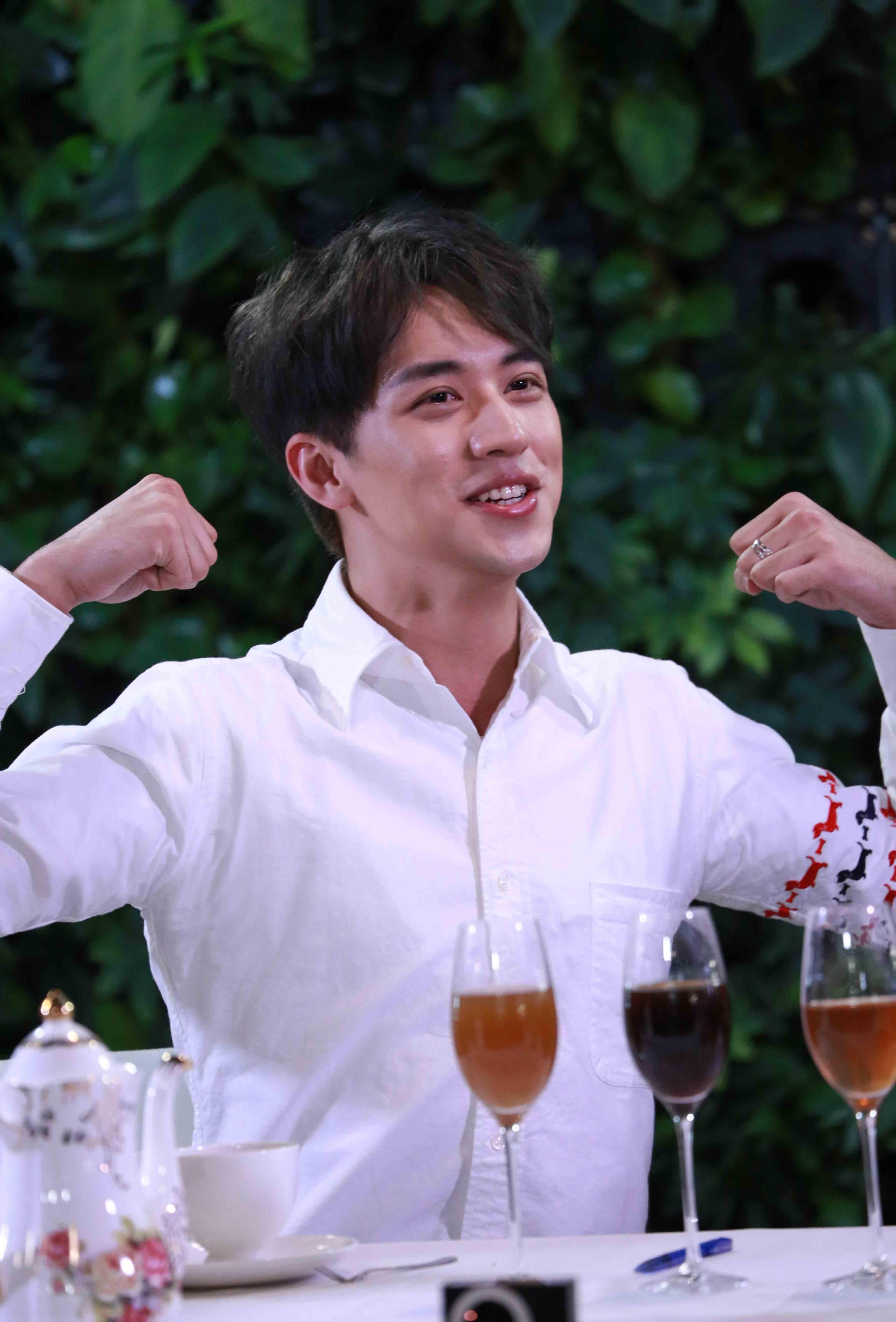 许魏洲做客《呦！爱豆》 大秀拉丁舞综艺感十足