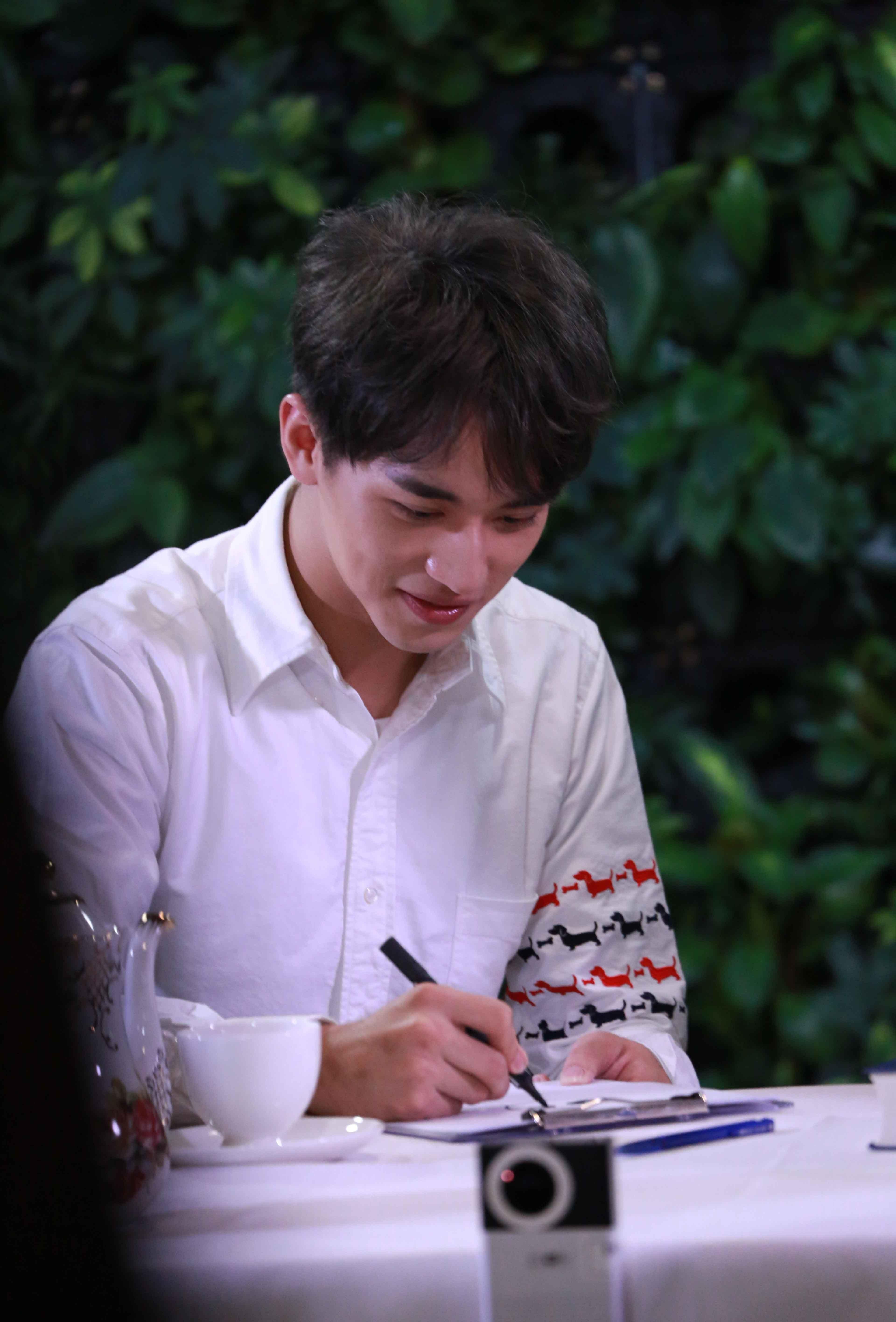 许魏洲做客《呦！爱豆》 大秀拉丁舞综艺感十足