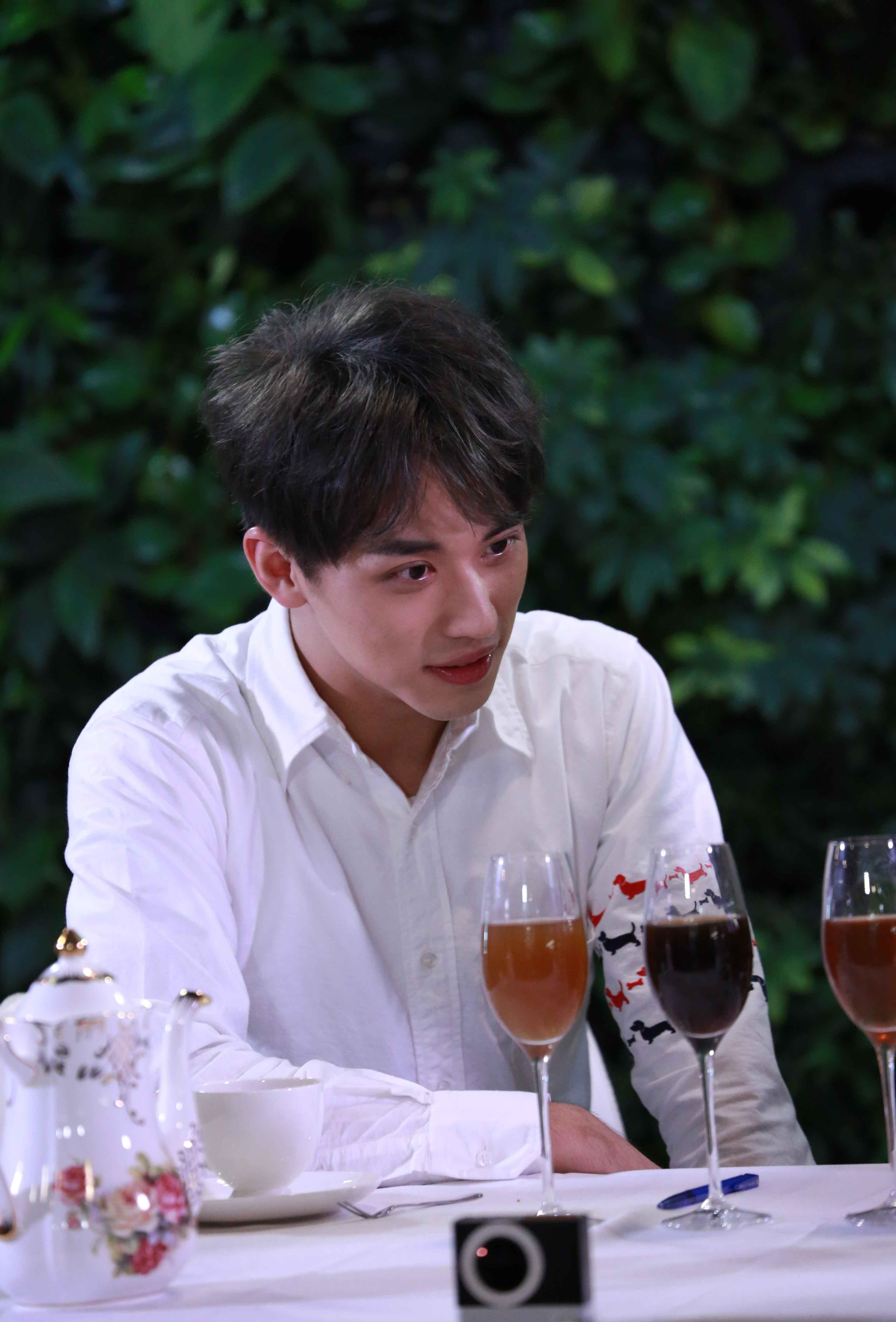 许魏洲做客《呦！爱豆》 大秀拉丁舞综艺感十足