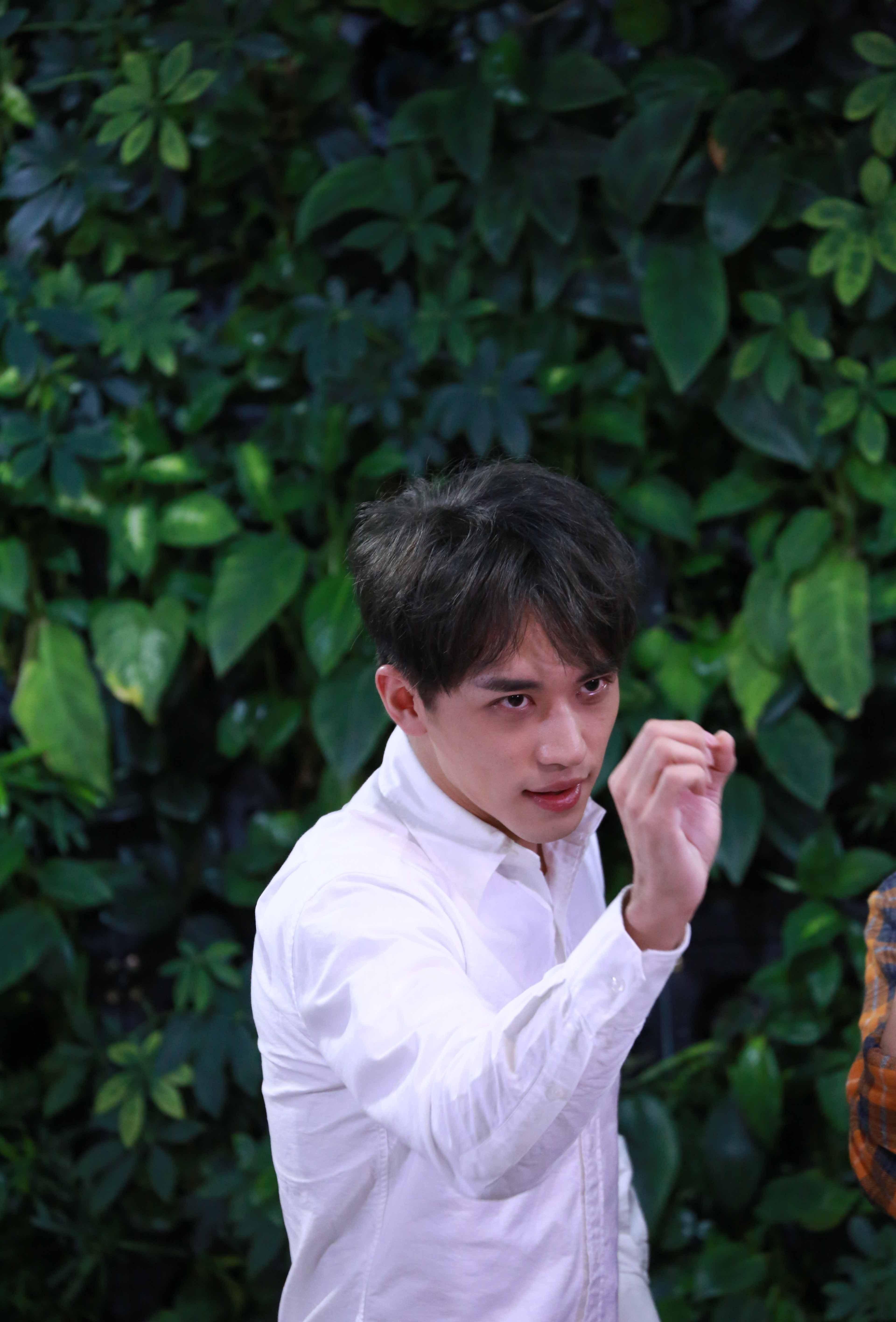 许魏洲做客《呦！爱豆》 大秀拉丁舞综艺感十足