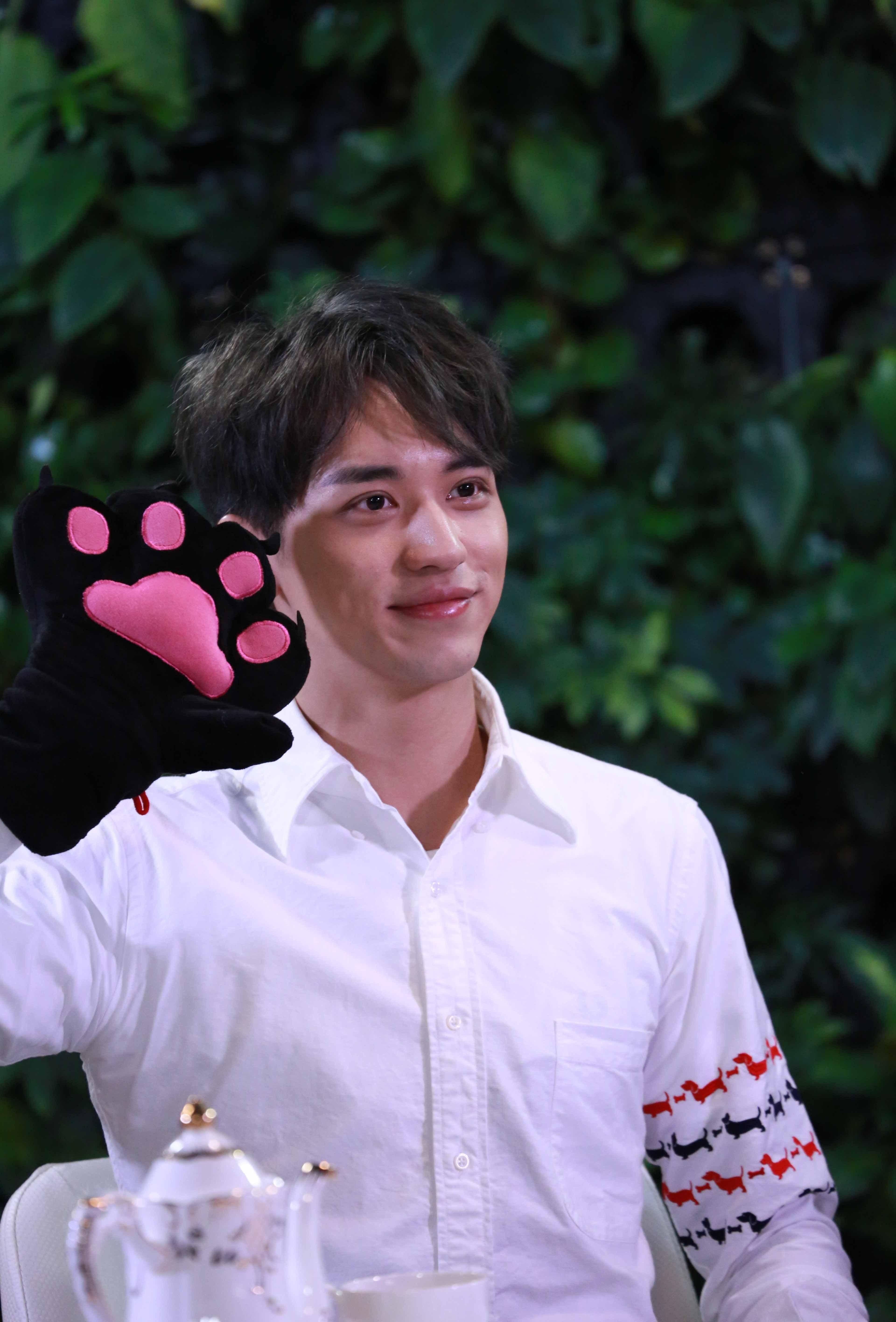 许魏洲做客《呦！爱豆》 大秀拉丁舞综艺感十足