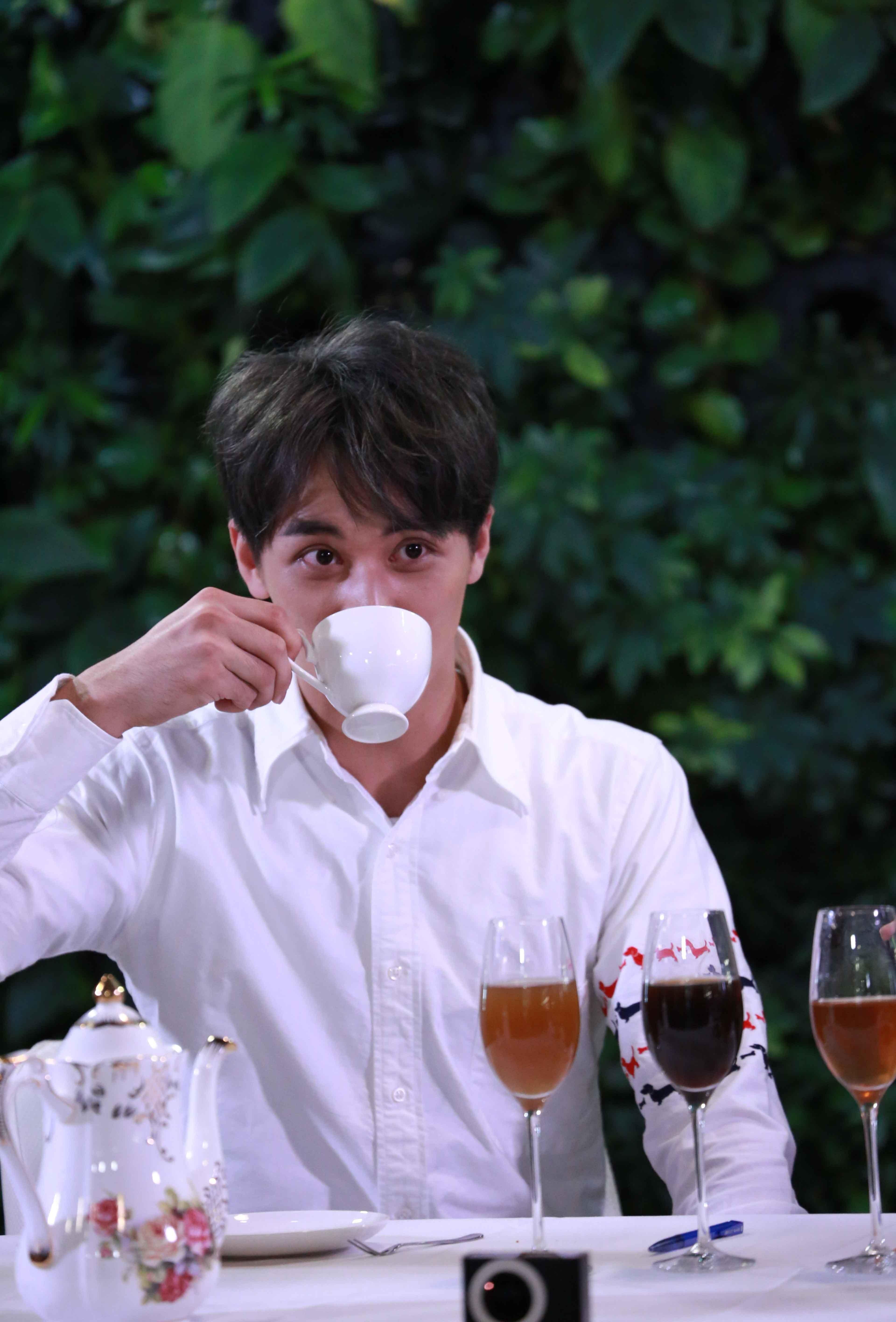 许魏洲做客《呦！爱豆》 大秀拉丁舞综艺感十足