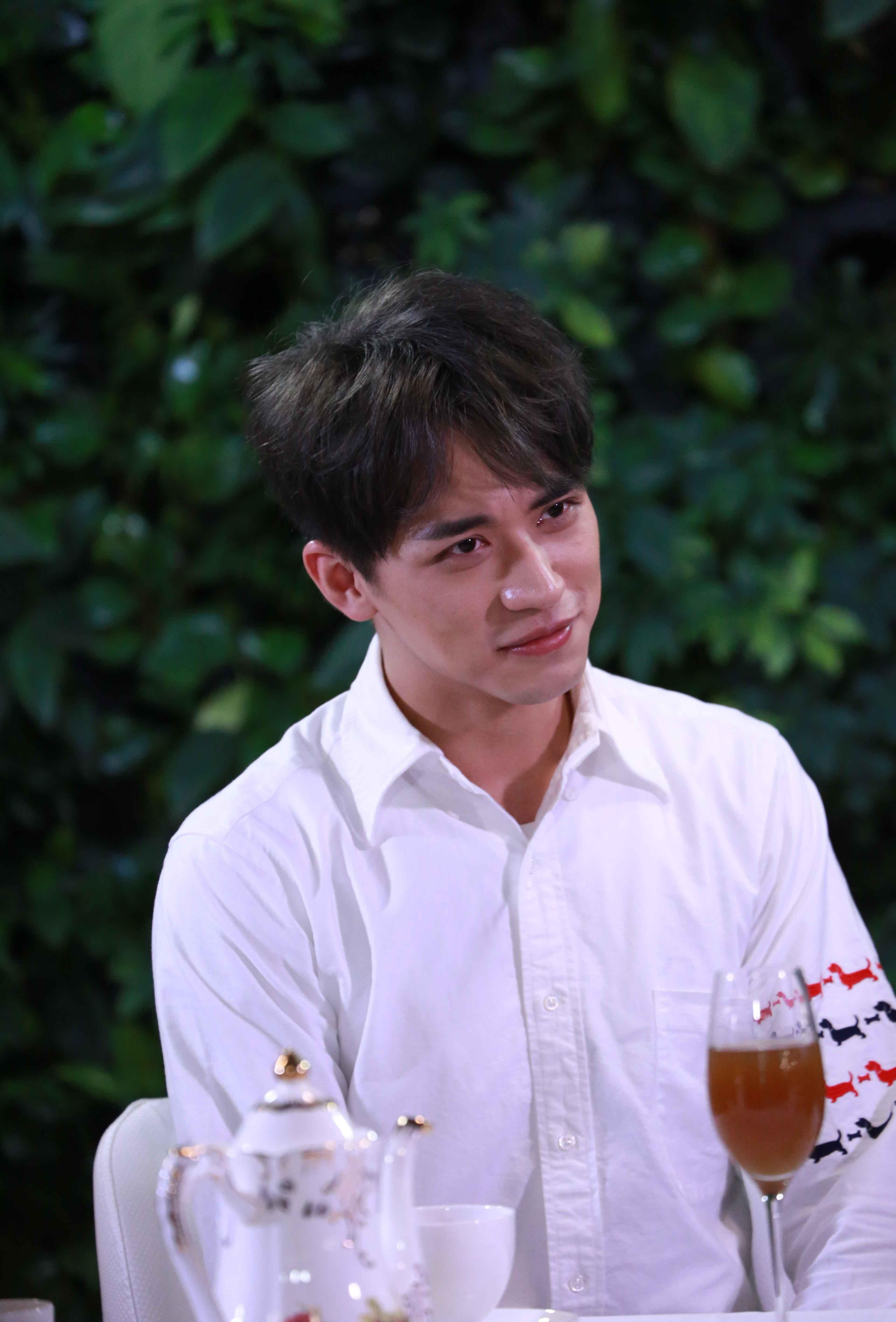 许魏洲做客《呦！爱豆》 大秀拉丁舞综艺感十足