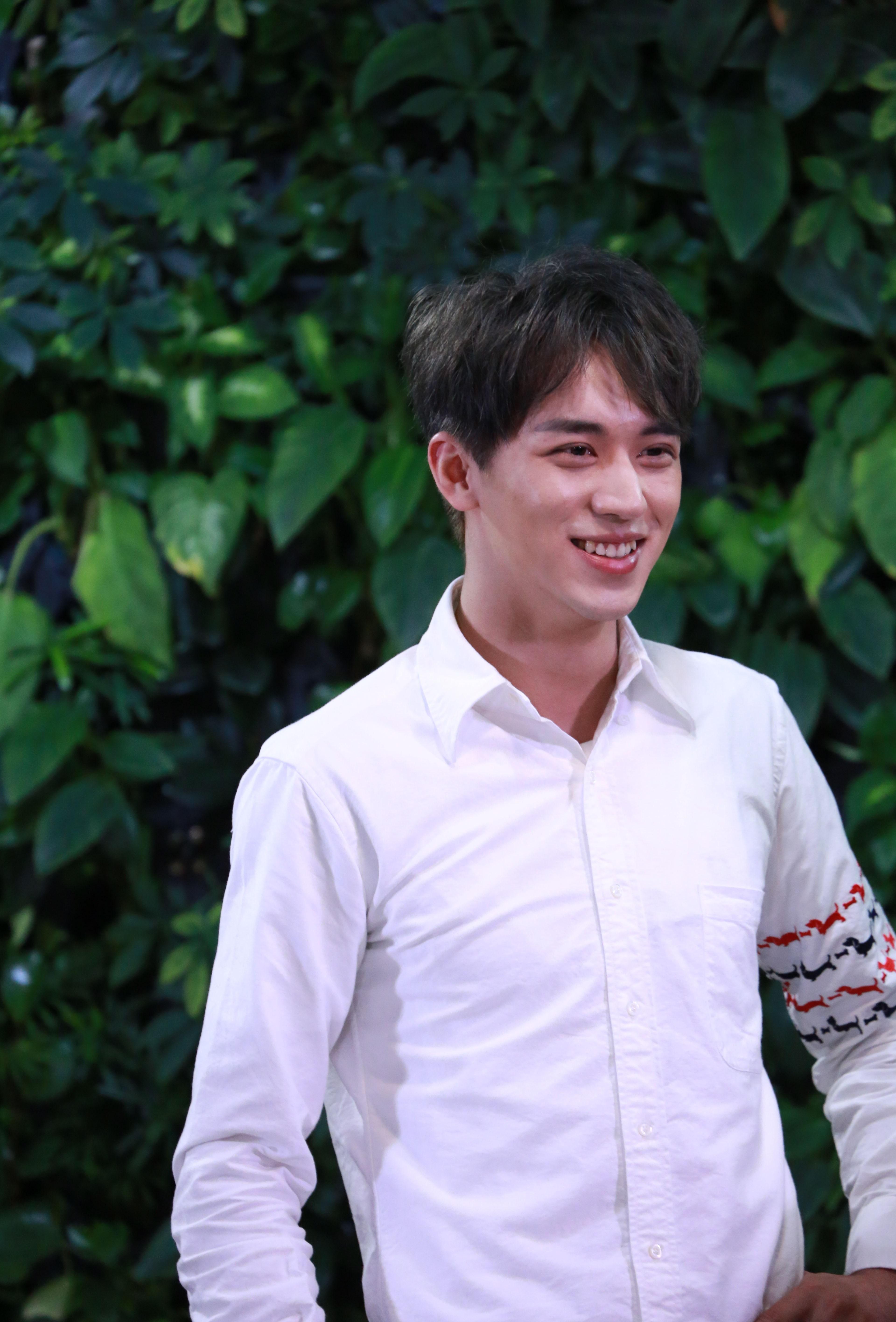 许魏洲做客《呦！爱豆》 大秀拉丁舞综艺感十足