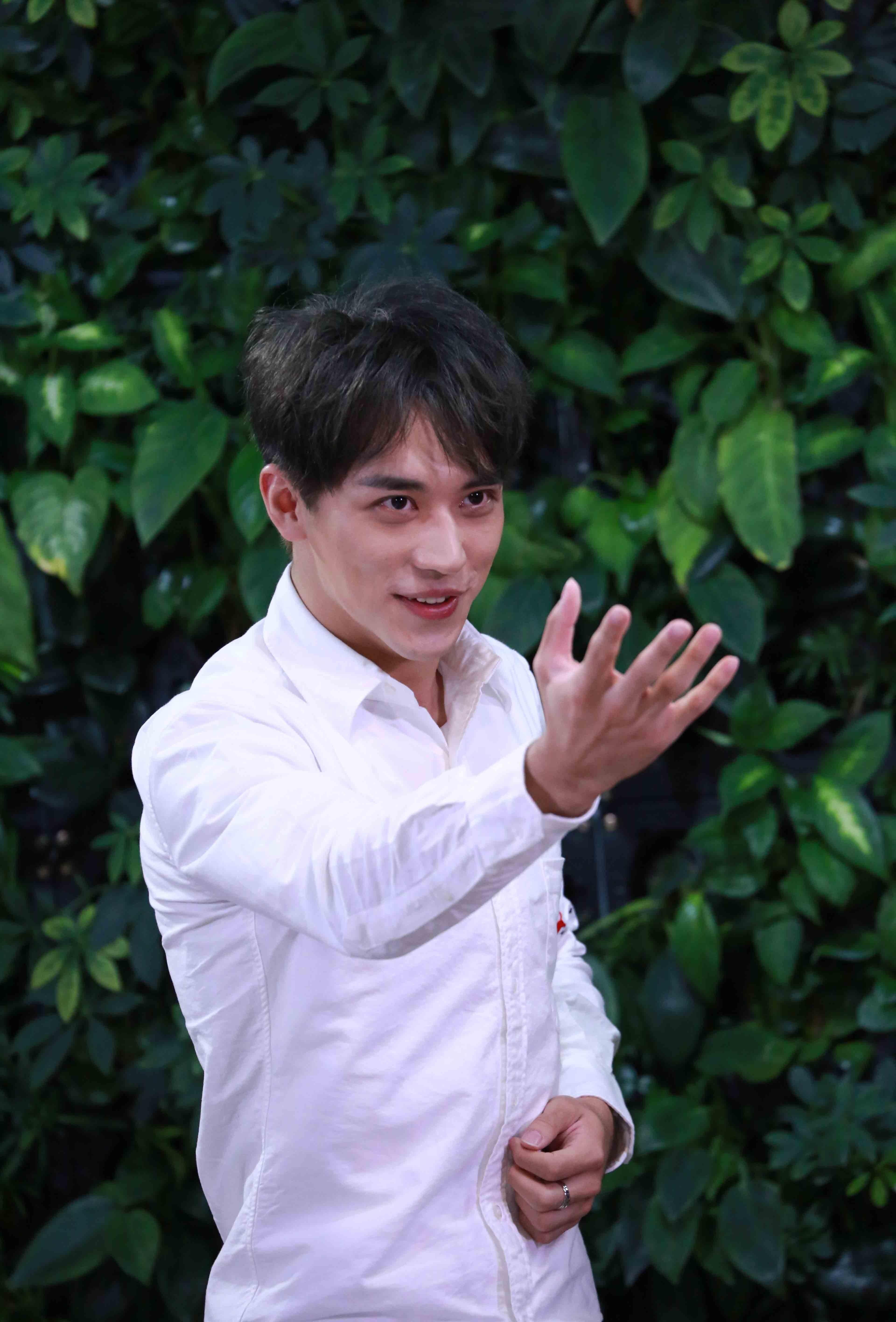 许魏洲做客《呦！爱豆》 大秀拉丁舞综艺感十足