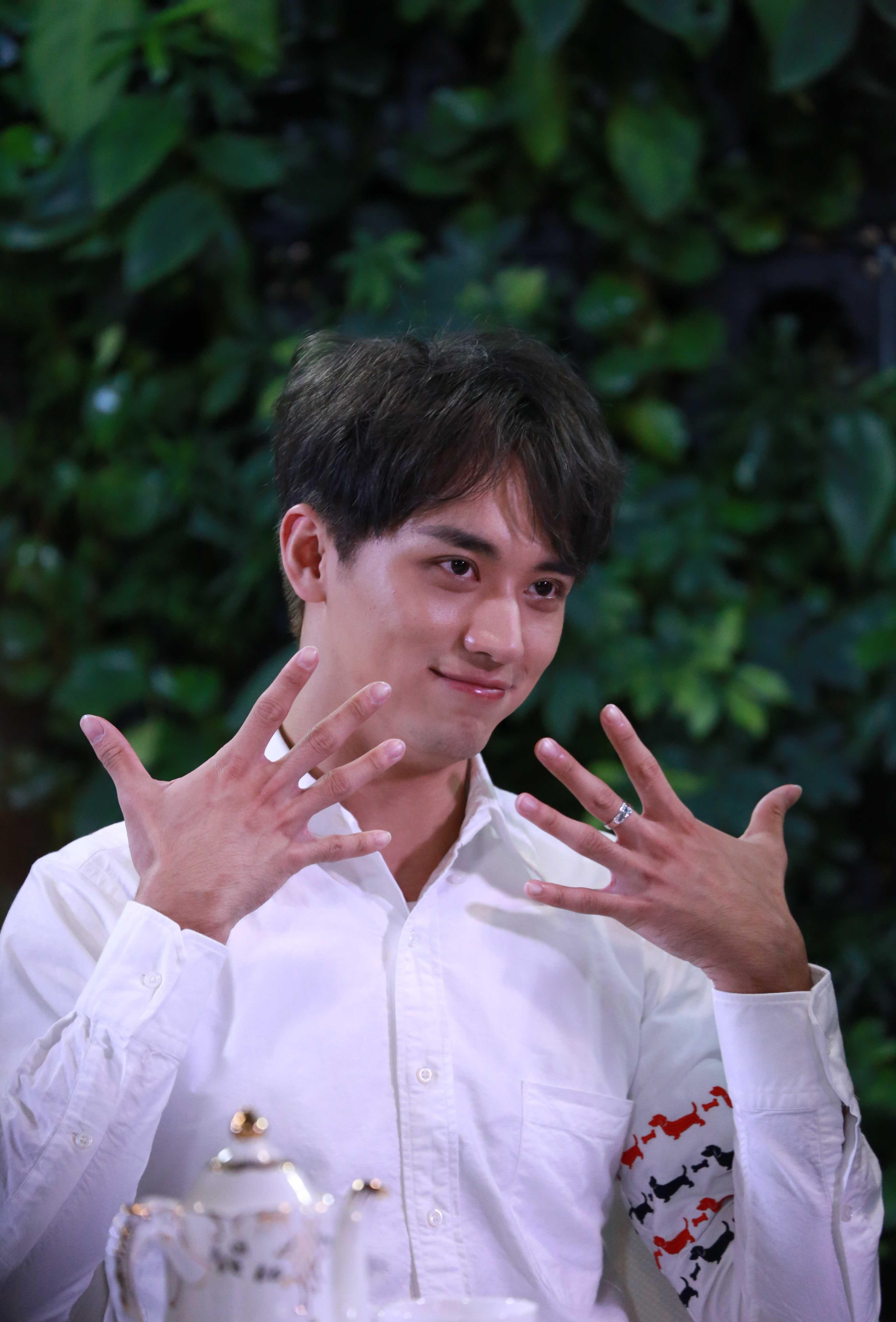 许魏洲做客《呦！爱豆》 大秀拉丁舞综艺感十足