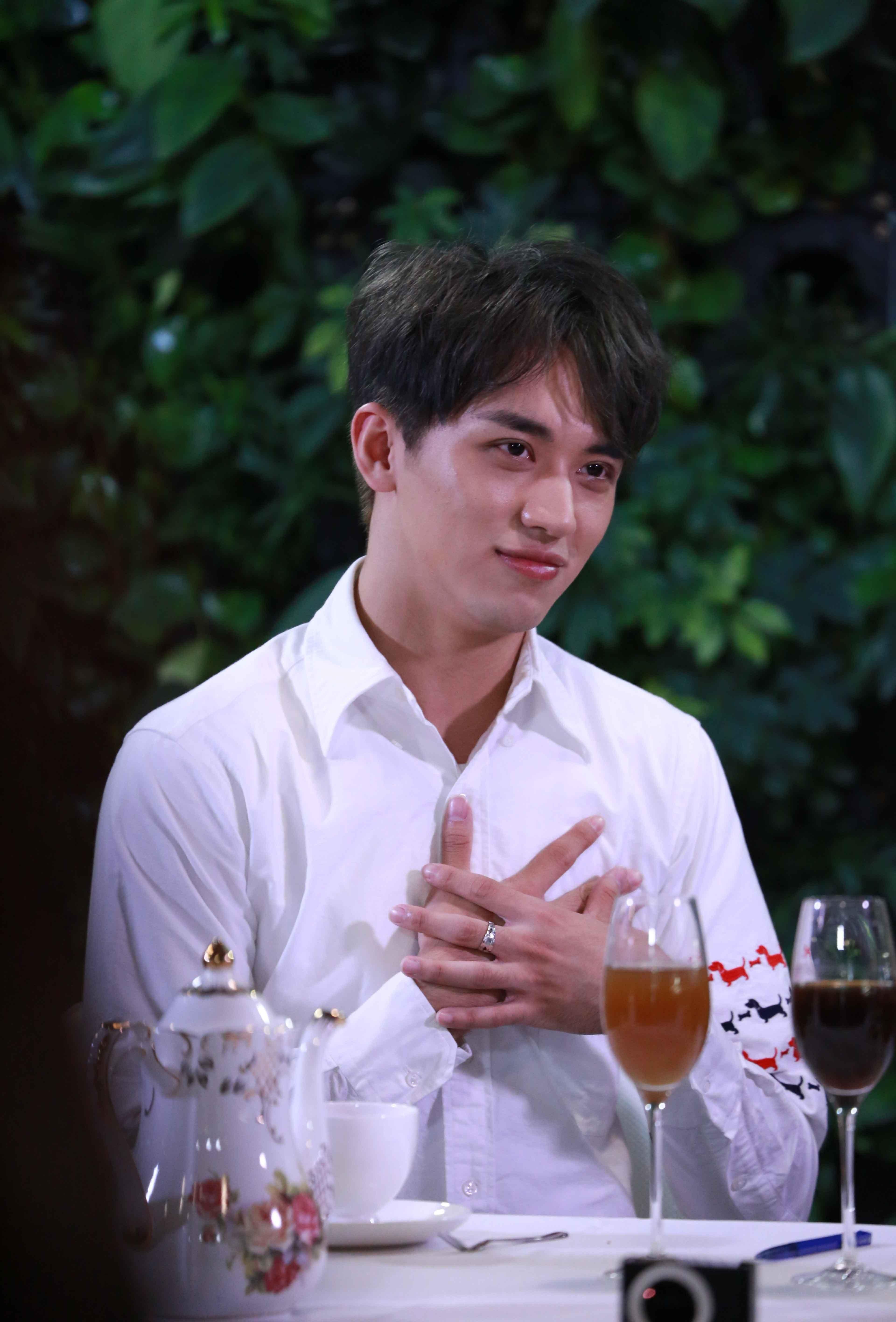 许魏洲做客《呦！爱豆》 大秀拉丁舞综艺感十足