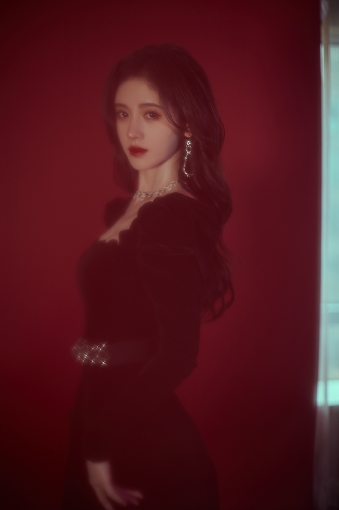 鞠婧t黑丝绒长裙大波浪卷发红唇雪肌魅惑风情写真