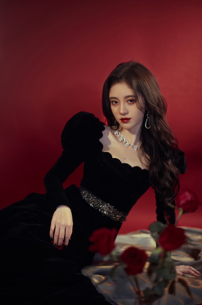 鞠婧t黑丝绒长裙大波浪卷发红唇雪肌魅惑风情写真