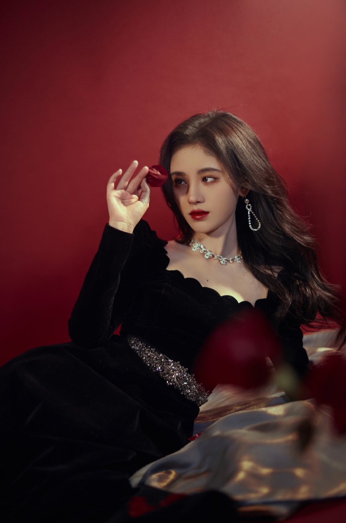 鞠婧t黑丝绒长裙大波浪卷发红唇雪肌魅惑风情写真