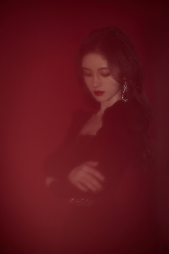 鞠婧t黑丝绒长裙大波浪卷发红唇雪肌魅惑风情写真