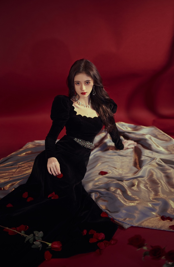 鞠婧t黑丝绒长裙大波浪卷发红唇雪肌魅惑风情写真