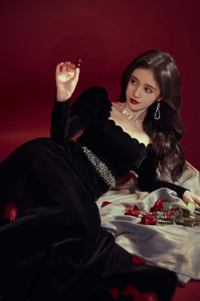 鞠婧t黑丝绒长裙大波浪卷发红唇雪肌魅惑风情写真