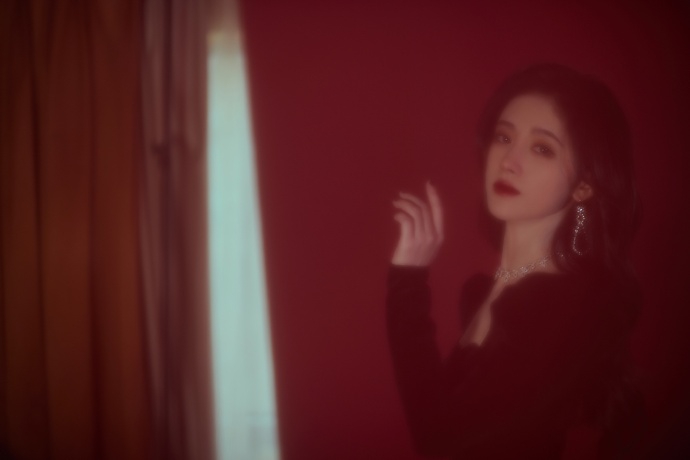 鞠婧t黑丝绒长裙大波浪卷发红唇雪肌魅惑风情写真