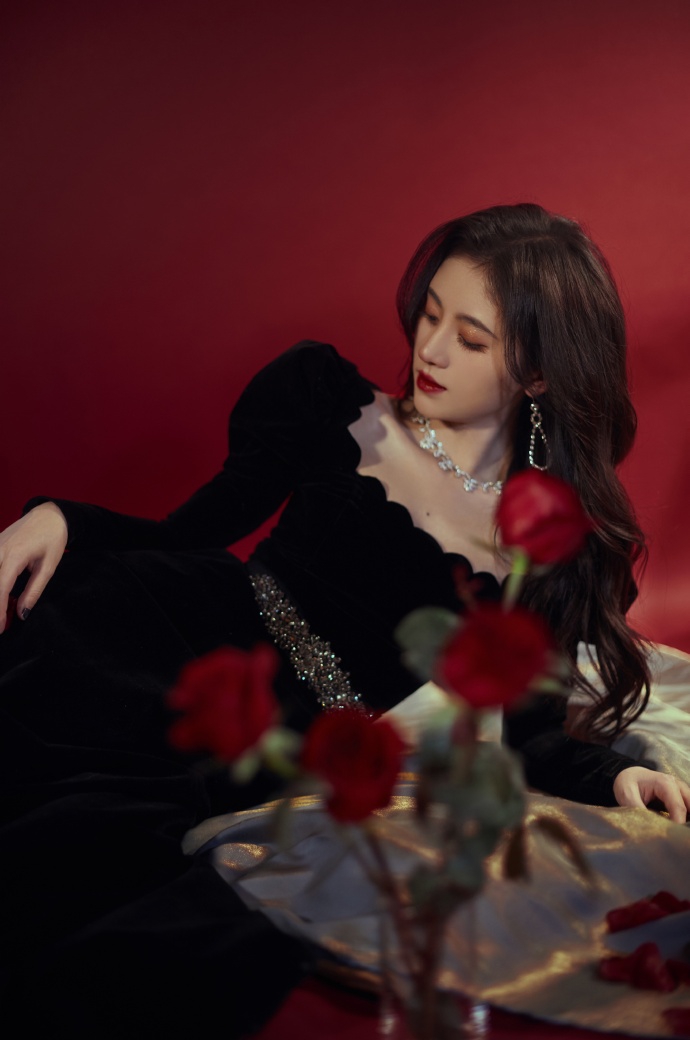 鞠婧t黑丝绒长裙大波浪卷发红唇雪肌魅惑风情写真