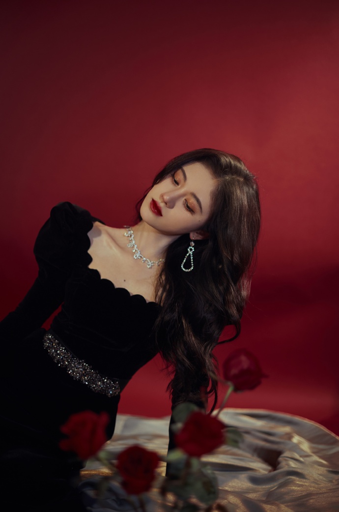 鞠婧t黑丝绒长裙大波浪卷发红唇雪肌魅惑风情写真