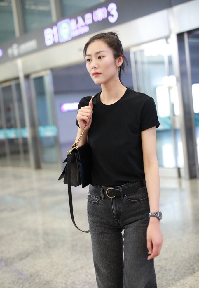 高挑美女刘雯夏日黑t清爽搭配利落十足明星写真图片