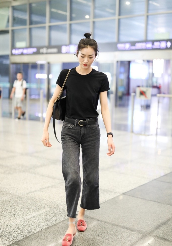 高挑美女刘雯夏日黑t清爽搭配利落十足明星写真图片