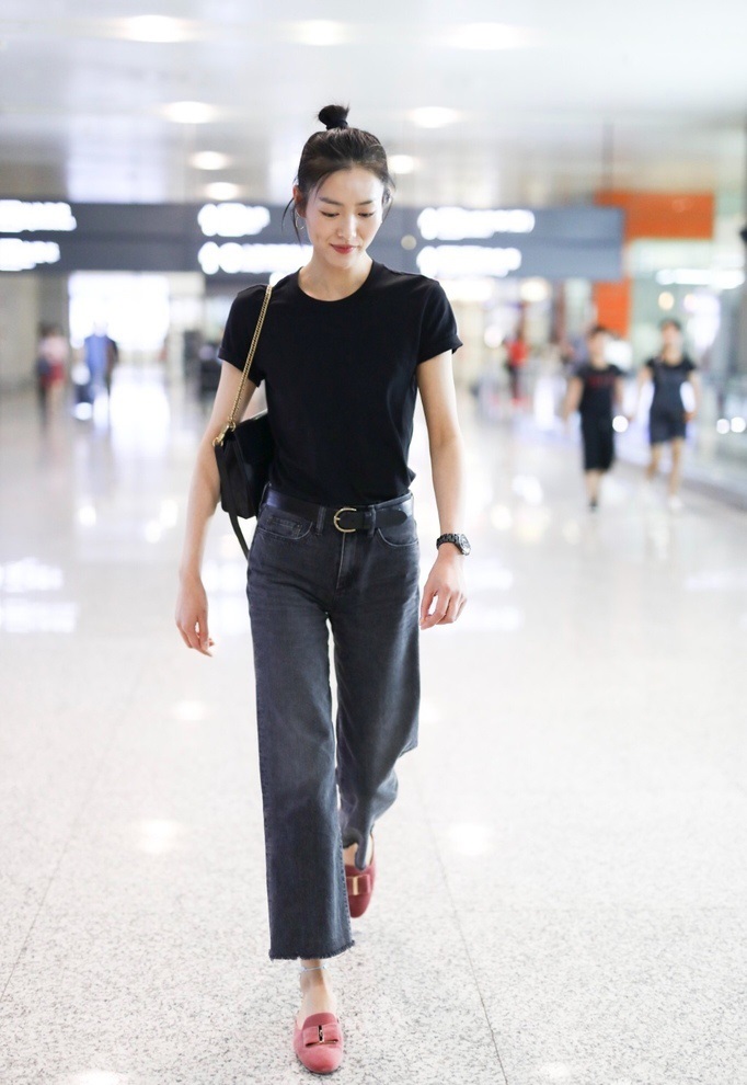 高挑美女刘雯夏日黑t清爽搭配利落十足明星写真图片