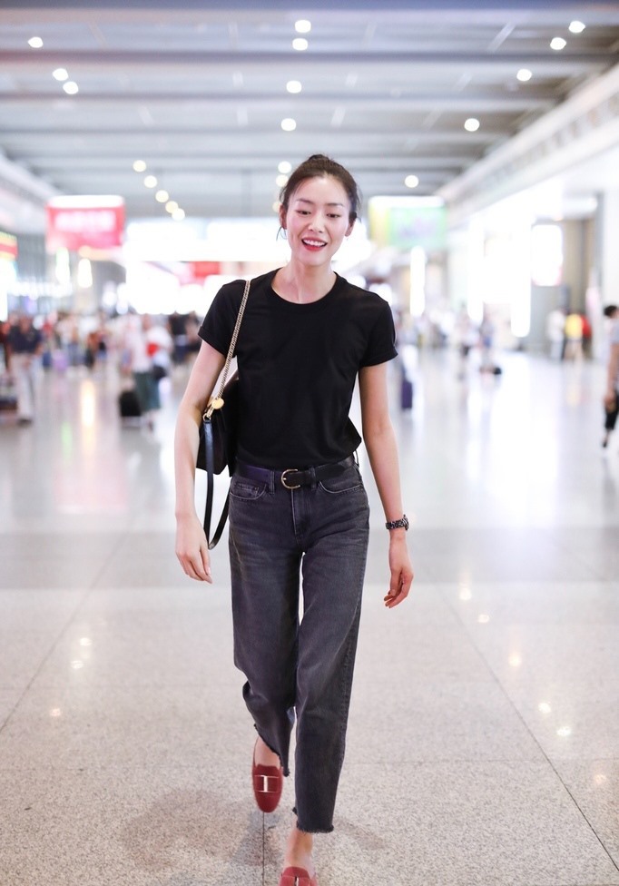 高挑美女刘雯夏日黑t清爽搭配利落十足明星写真图片