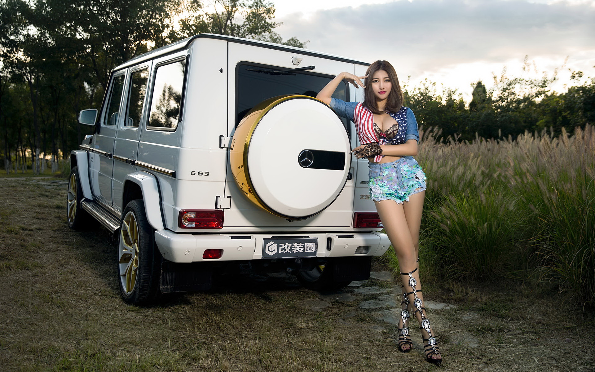 36d爆乳丰臀的美女模特户外大奔上演绎速度与激情写真图片