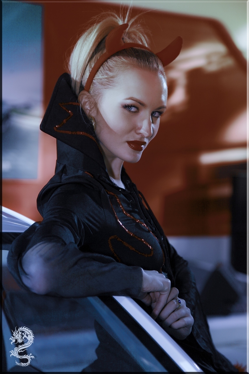 丰满诱人的性感车模抹胸包臀裙身姿曼妙小露香肩美女图