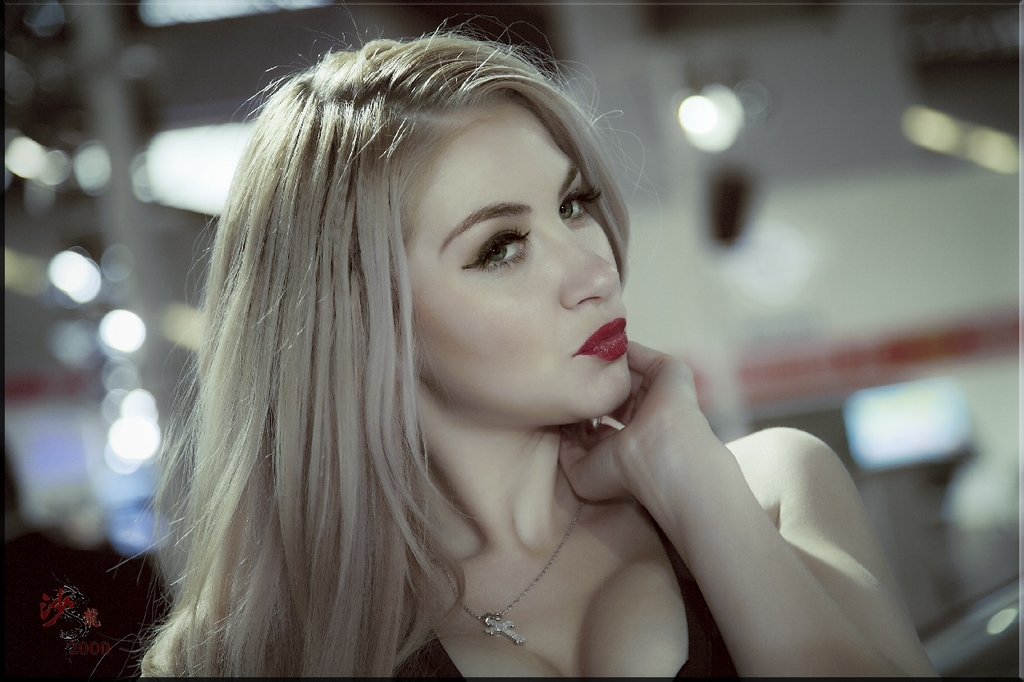 丰满诱人的性感车模抹胸包臀裙身姿曼妙小露香肩美女图