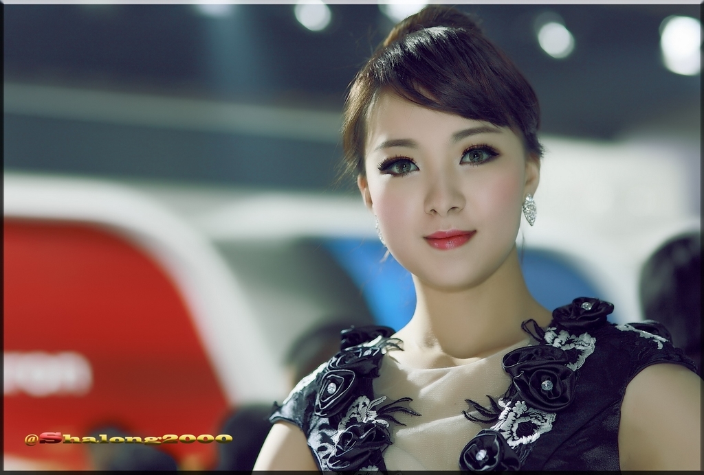 丰满诱人的性感车模抹胸包臀裙身姿曼妙小露香肩美女图