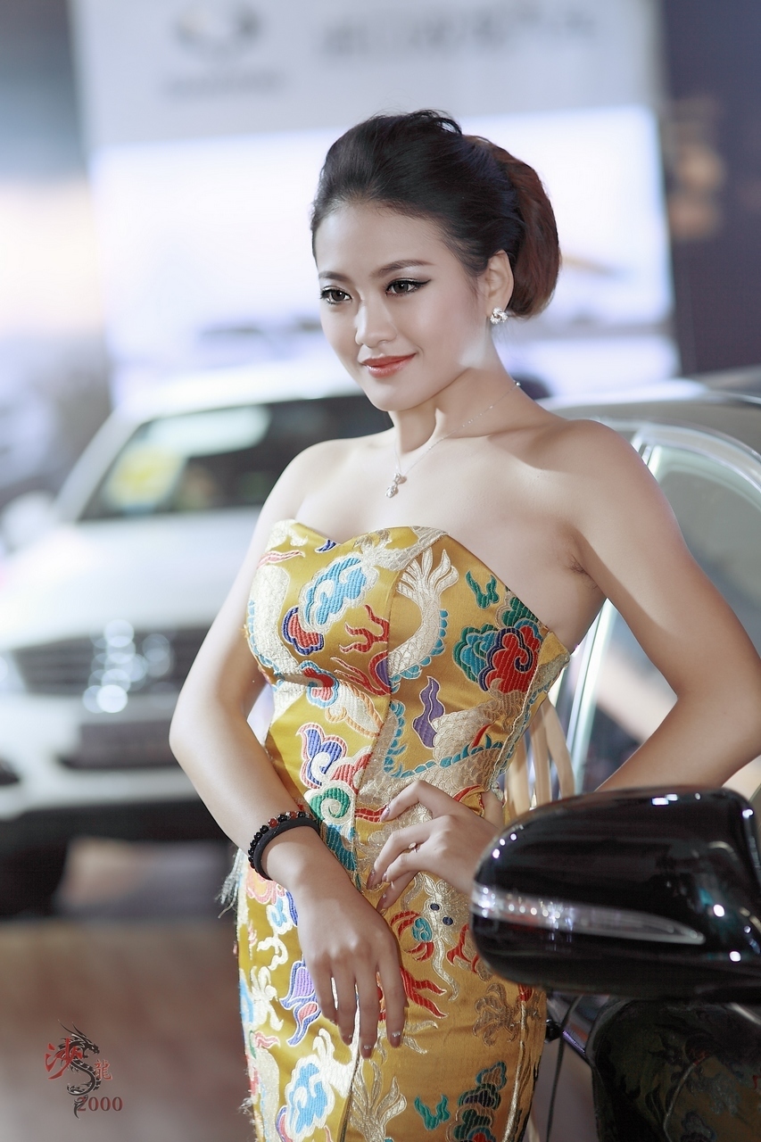 丰满诱人的性感车模抹胸包臀裙身姿曼妙小露香肩美女图