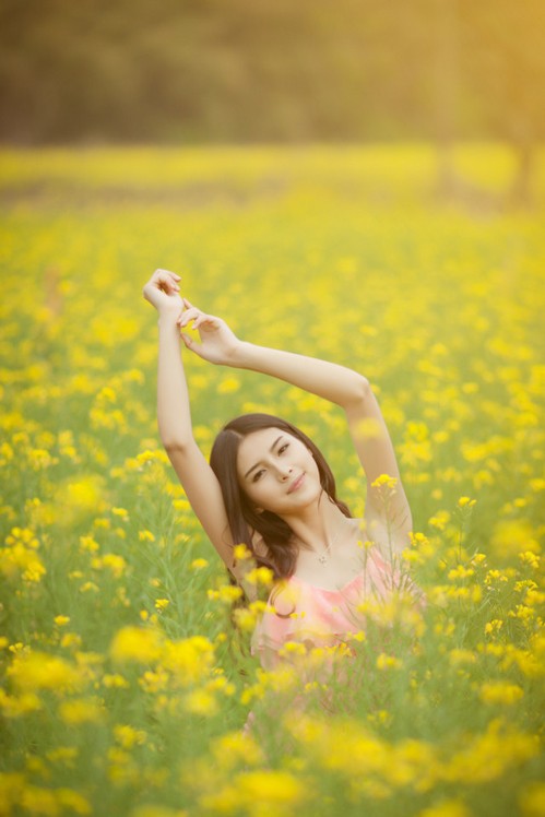 极品车模黑丝高跟美女大开中路性感激情图片