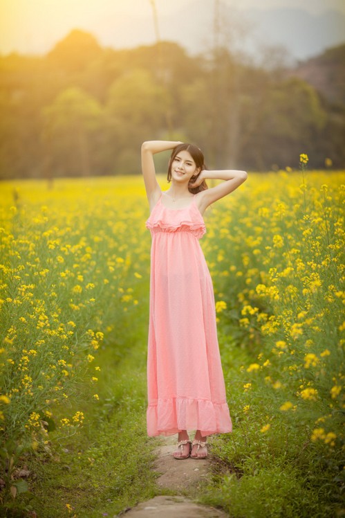 极品车模黑丝高跟美女大开中路性感激情图片