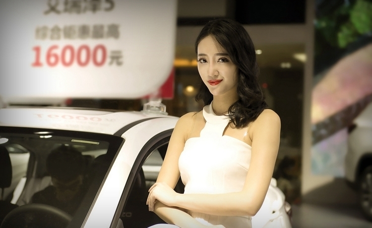 国际高颜值车模火辣养眼气场非凡写真