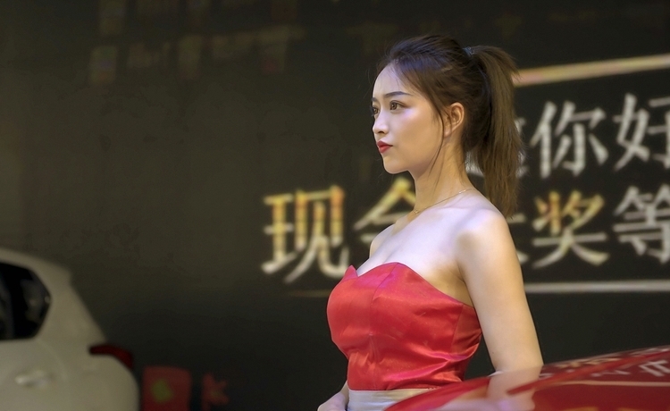 国际高颜值车模火辣养眼气场非凡写真