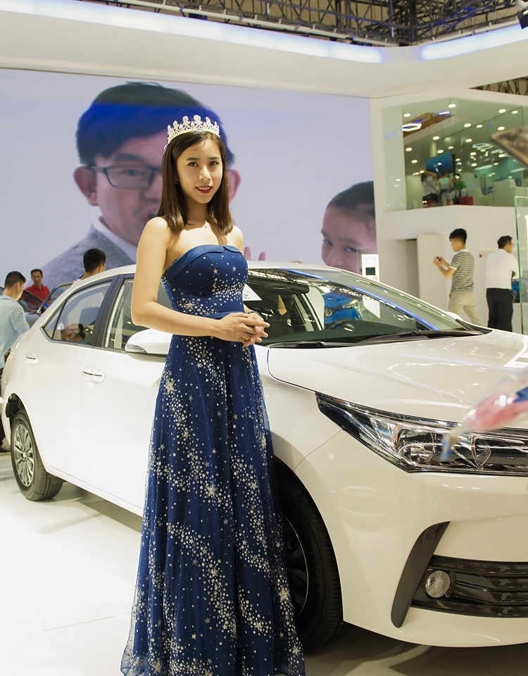 国际高颜值车模火辣养眼气场非凡写真