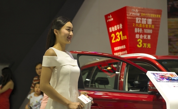 国际高颜值车模火辣养眼气场非凡写真